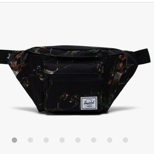 NWOT Herschel Seventeen Hip Pack